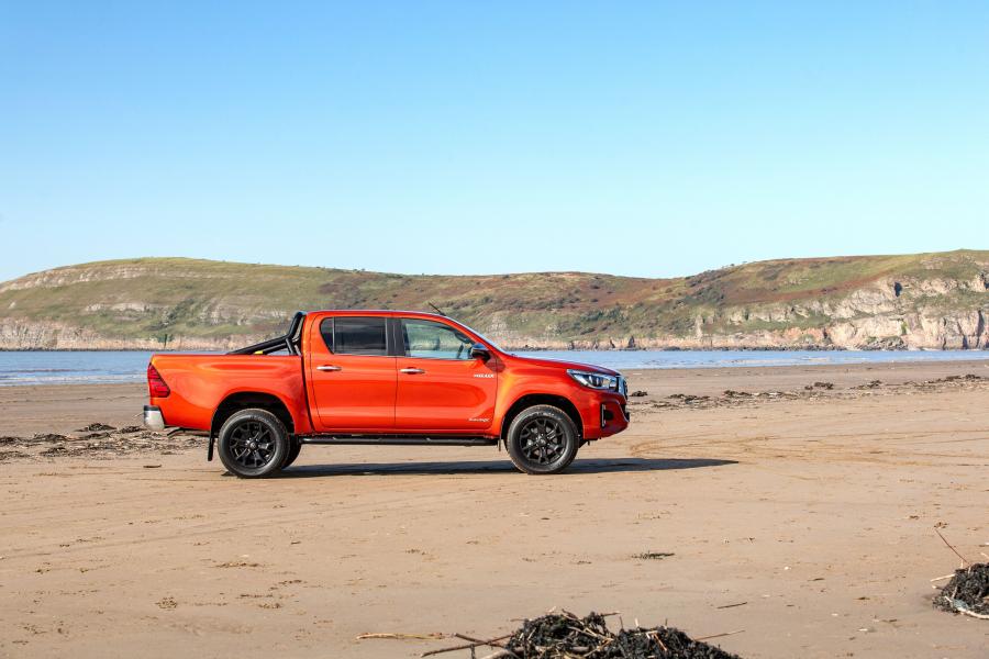  Toyota Hilux Invincible X Double Cab 2018 года  (UK) (фото 12 из 40)